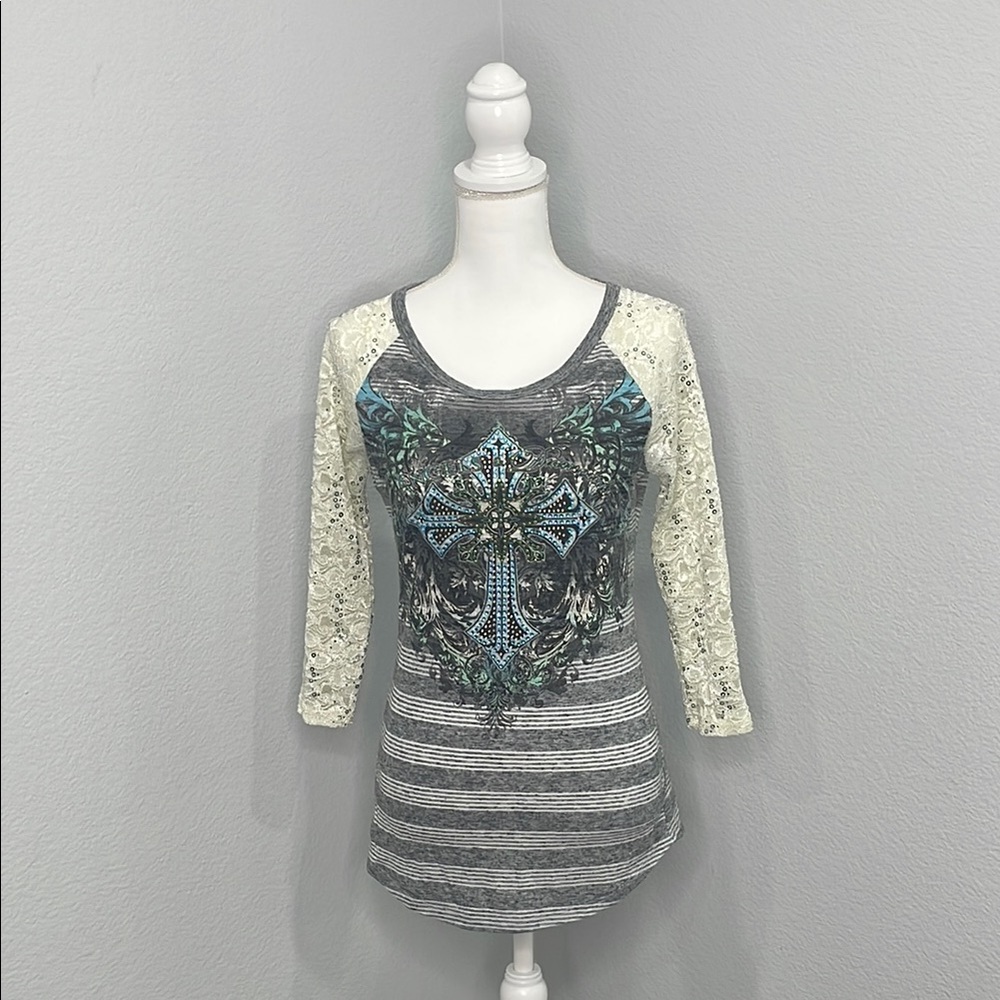 Gray and White Graphic Fitted Blouse with 3/4 Sleeves